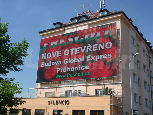 图为:恒峰g22科技捷克布拉格幼云雀P25LED显示屏格栅屏项目